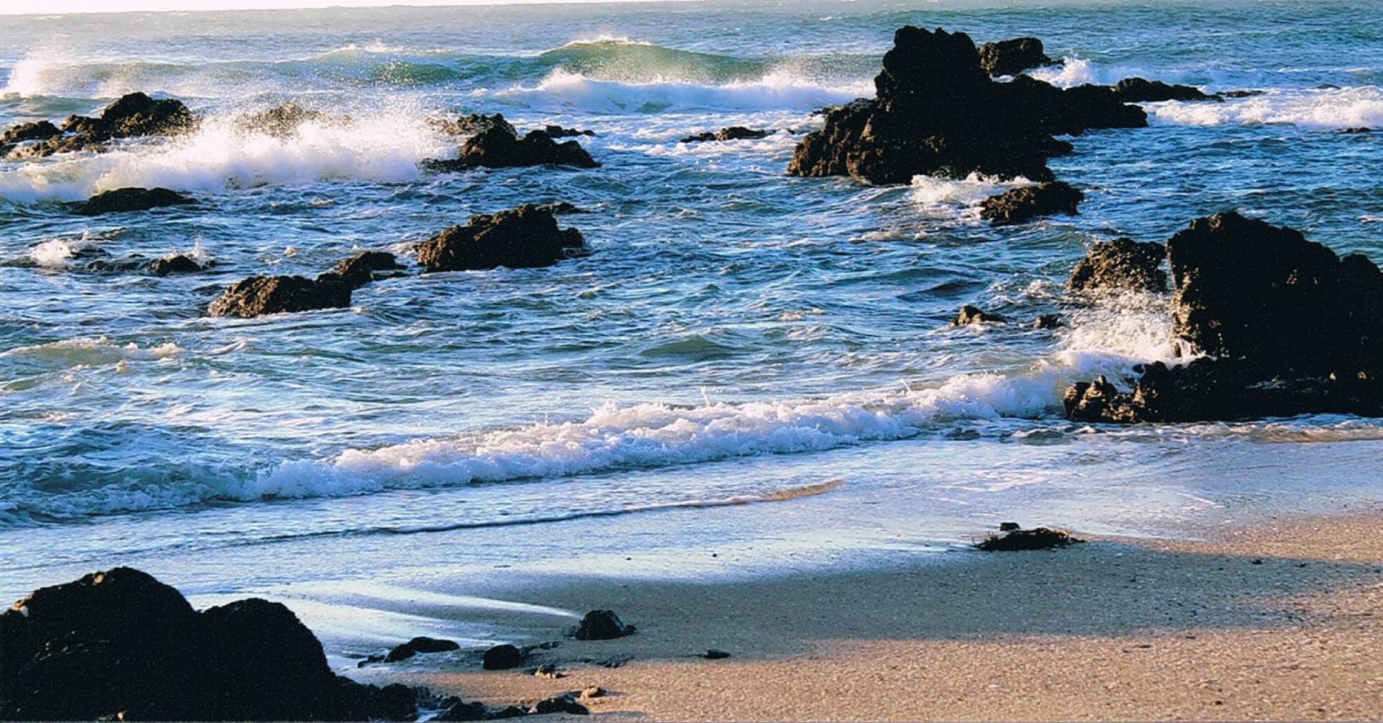 Waves breaking over rocks at Tauroa Point